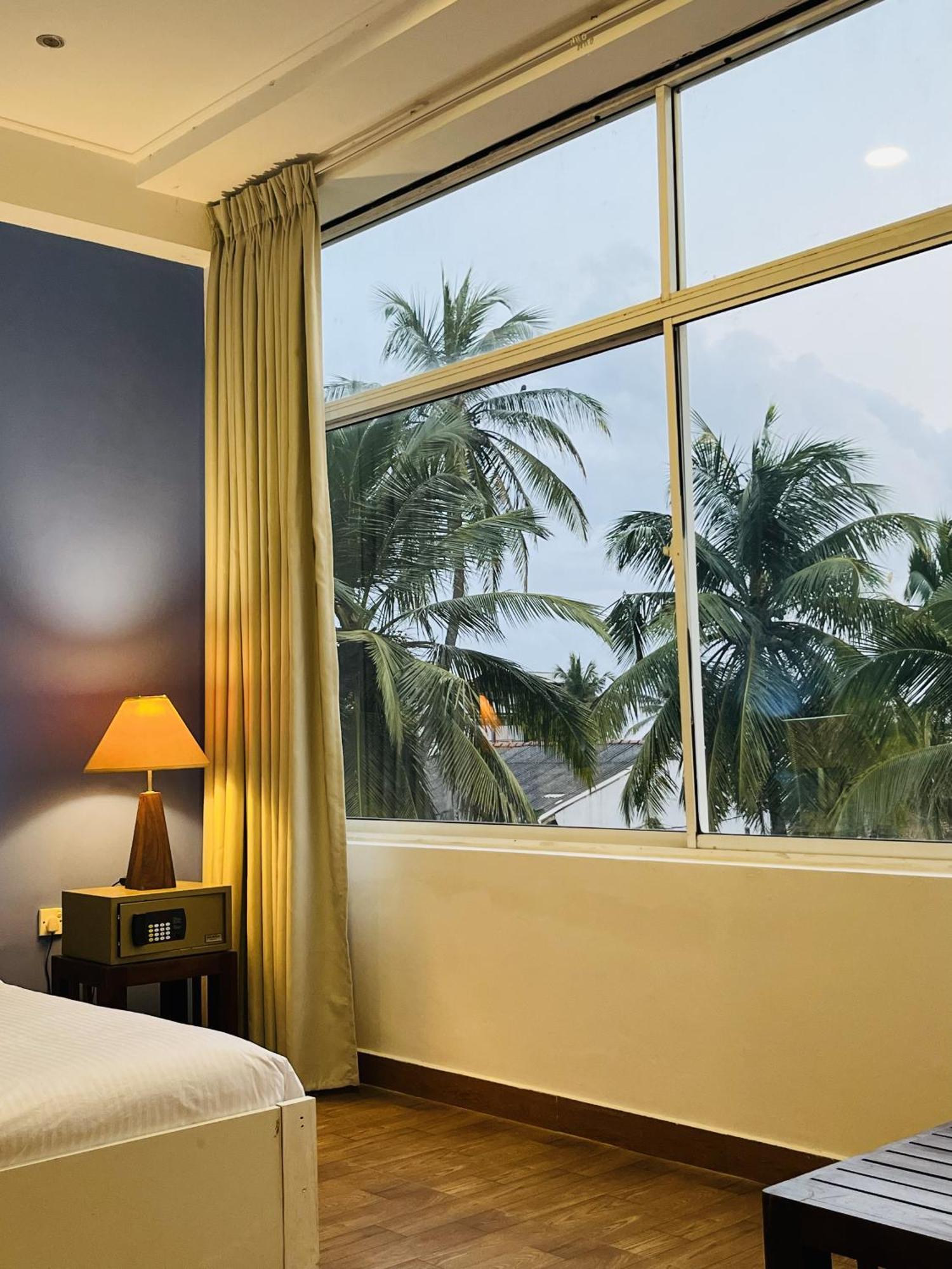 The Cave By Blue Bird Hotel Negombo Exterior photo
