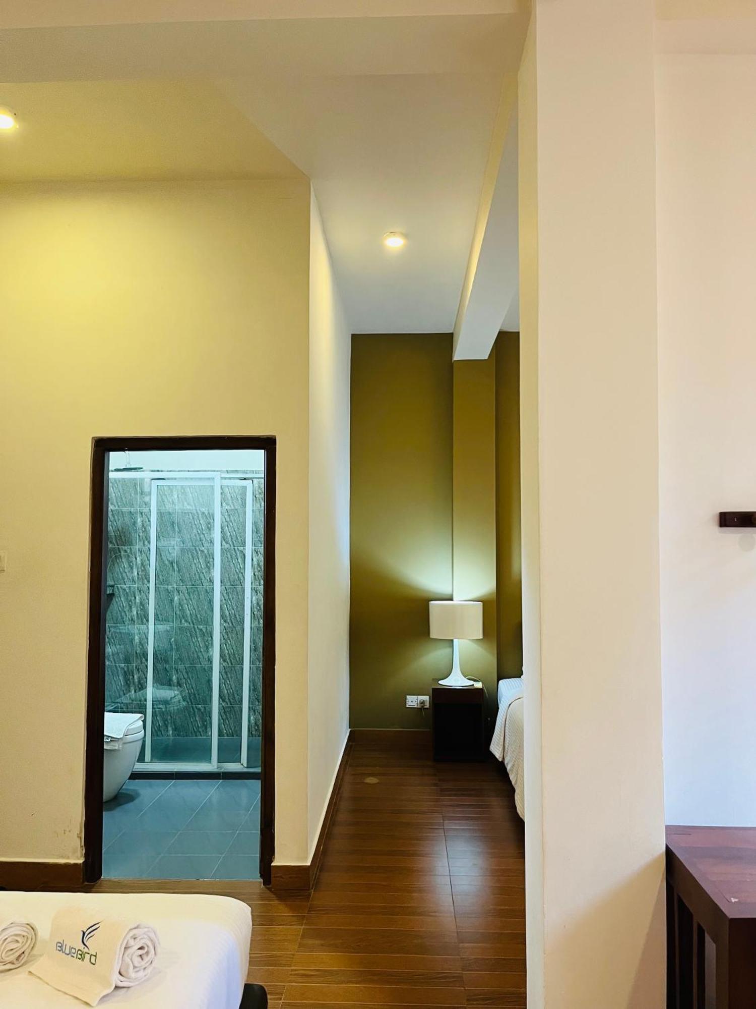 The Cave By Blue Bird Hotel Negombo Exterior photo